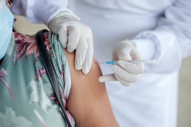 Descubre cómo la vacuna del VSR protege a los adultos mayores